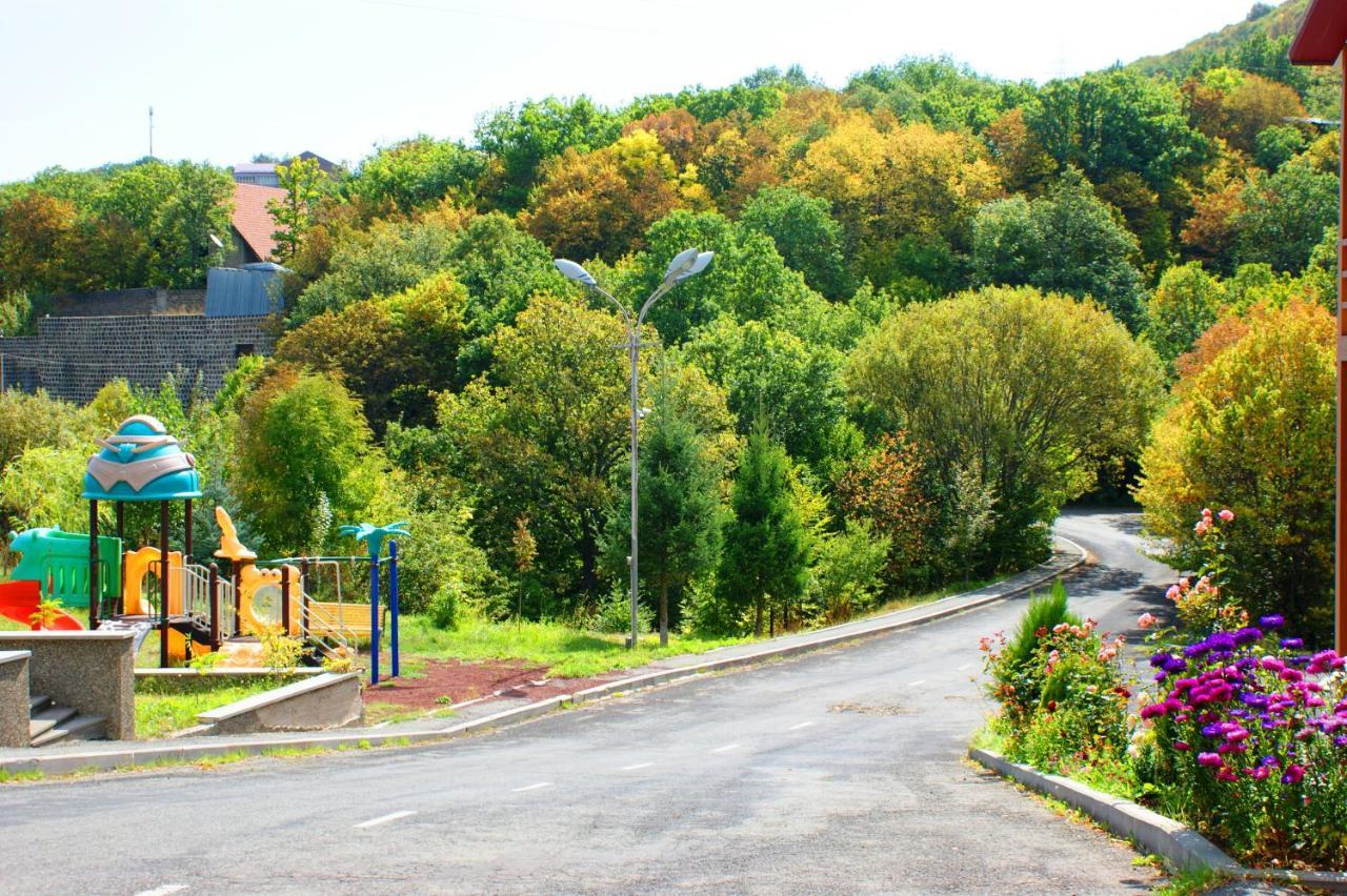 Tsaghkahovit Hotel Cahkadzor Kültér fotó