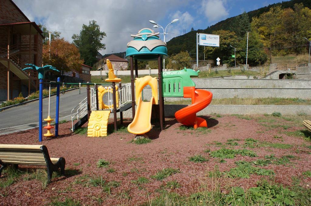 Tsaghkahovit Hotel Cahkadzor Kültér fotó